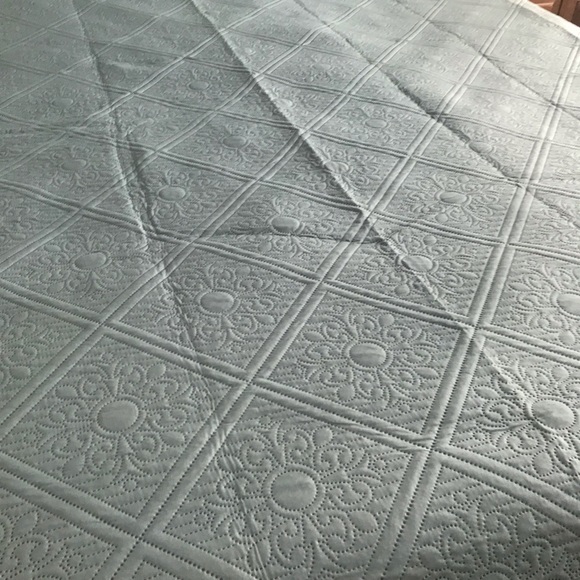 New Queen Bedspread - Picture 4 of 7